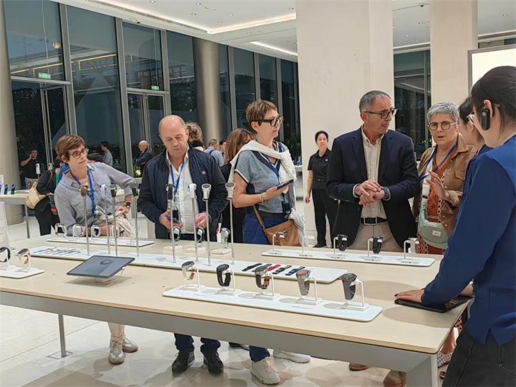 Huawei Delegation’s Secret Weapon: In-Depth Analysis Of The Wireless Tour Guide System(图3)