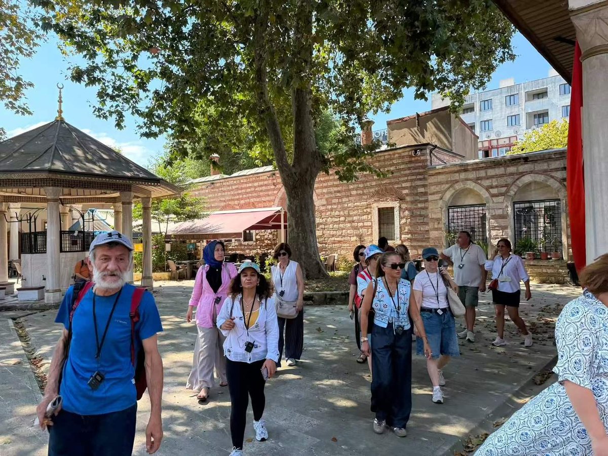 European tour group at Ottoman courtyard in Istanbul Istanbul 5-Day Deep Tour, 30-Person Group Zero Complaints: How Mara Tourism Used RC2501 + RC085 to Make “Guides Stop Shouting, Guests Never Get Lost”(图2)