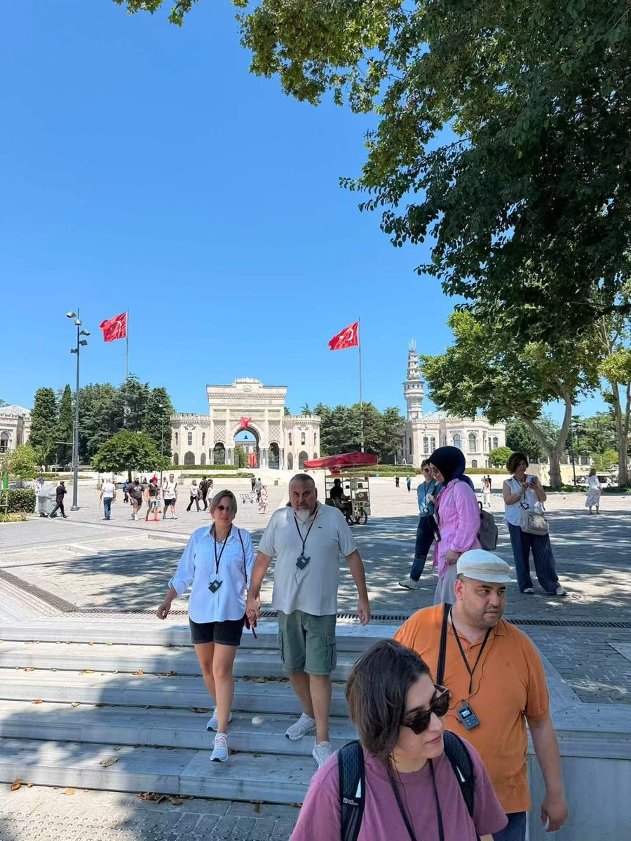 Mara Tourism tour group at Istanbul University Gate Istanbul 5-Day Deep Tour, 30-Person Group Zero Complaints: How Mara Tourism Used RC2501 + RC085 to Make “Guides Stop Shouting, Guests Never Get Lost”(图1)