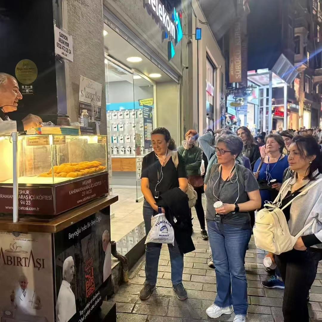 Tour group with guide device at Istanbul street food stall Istanbul 5-Day Deep Tour, 30-Person Group Zero Complaints: How Mara Tourism Used RC2501 + RC085 to Make “Guides Stop Shouting, Guests Never Get Lost”(图3)