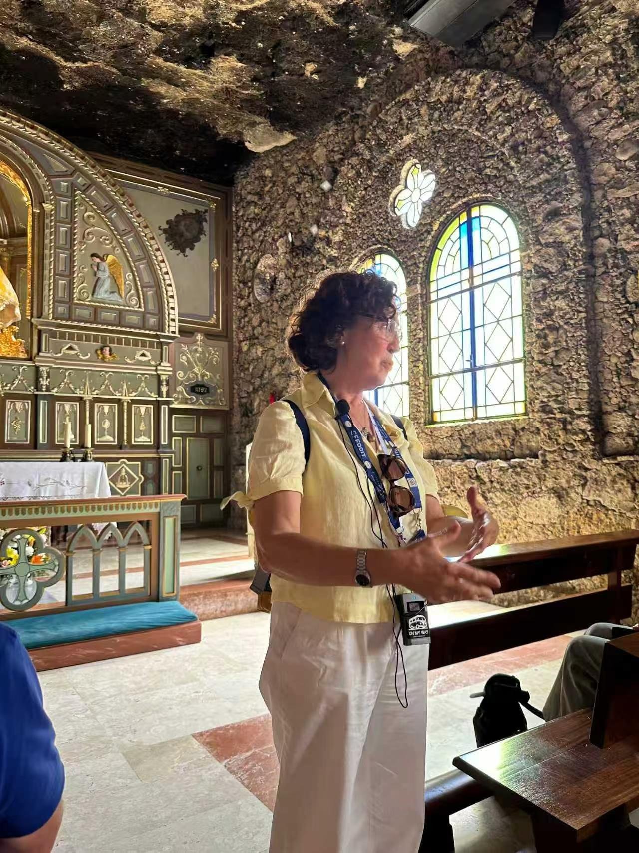 Tour guide using Richitek RC2401 transmitter inside Spanish church 80 Channels, 4 Languages, 14 Days: How a Senior Tour Group Conquered Spain’s Most Revered Churches and Theaters(图2)