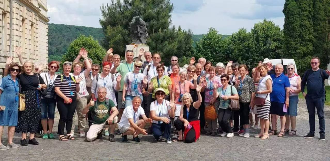 A 60-Guest European Coach Tour: How Richitek Wireless Systems Made Multi-City Sightseeing Possible(图1) A 60-Guest European Coach Tour: How Richitek Wireless Systems Made Multi-City Sightseeing Possible(图1)