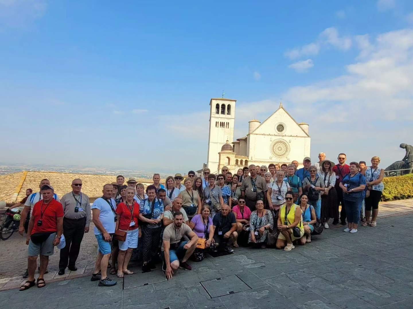 A 60-Guest European Coach Tour: How Richitek Wireless Systems Made Multi-City Sightseeing Possible(图2) A 60-Guest European Coach Tour: How Richitek Wireless Systems Made Multi-City Sightseeing Possible(图2)