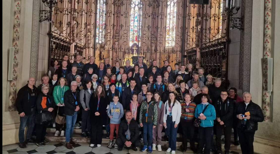 Group-inside-the-nave-church_cathedral Group-inside-the-nave-church_cathedral
