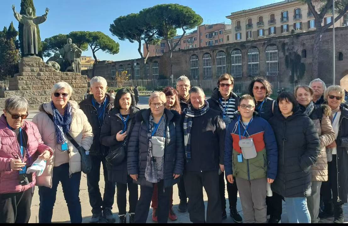 Group-at-the-ruins-heritage_sightseeing_tour