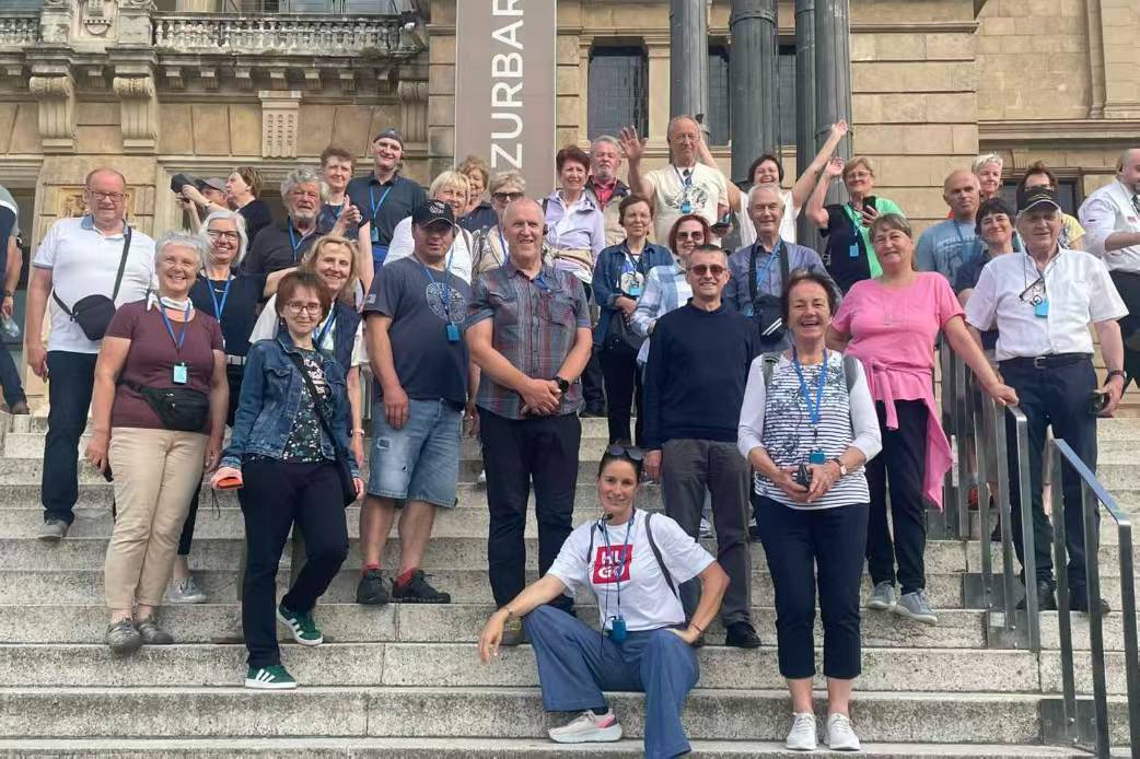 Group-on-the-steps-heritage_sightseeing_tour