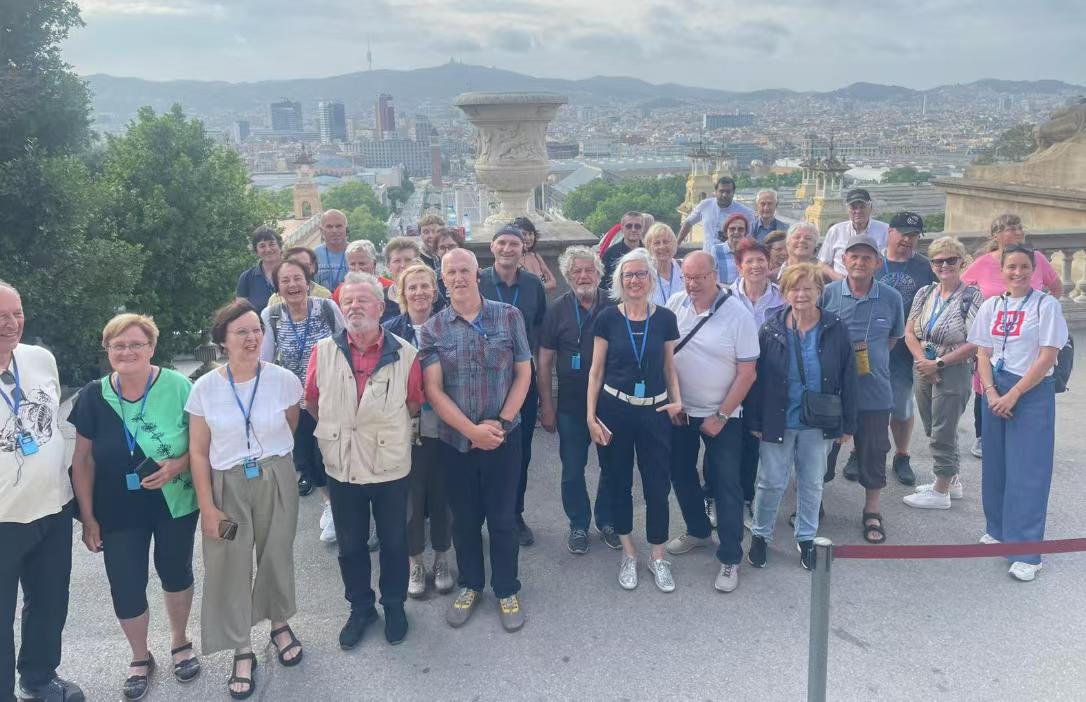 Group-over-the-city-heritage_sightseeing_tour