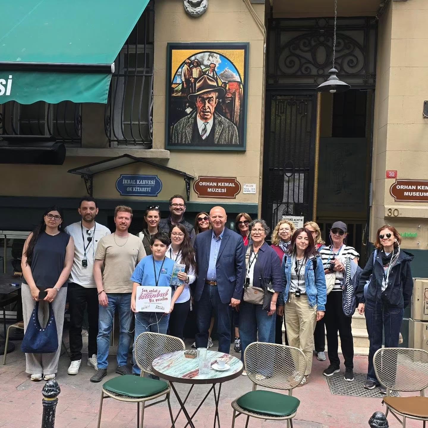 Museum-entrance-group-photo-city_tourism Museum-entrance-group-photo-city_tourism