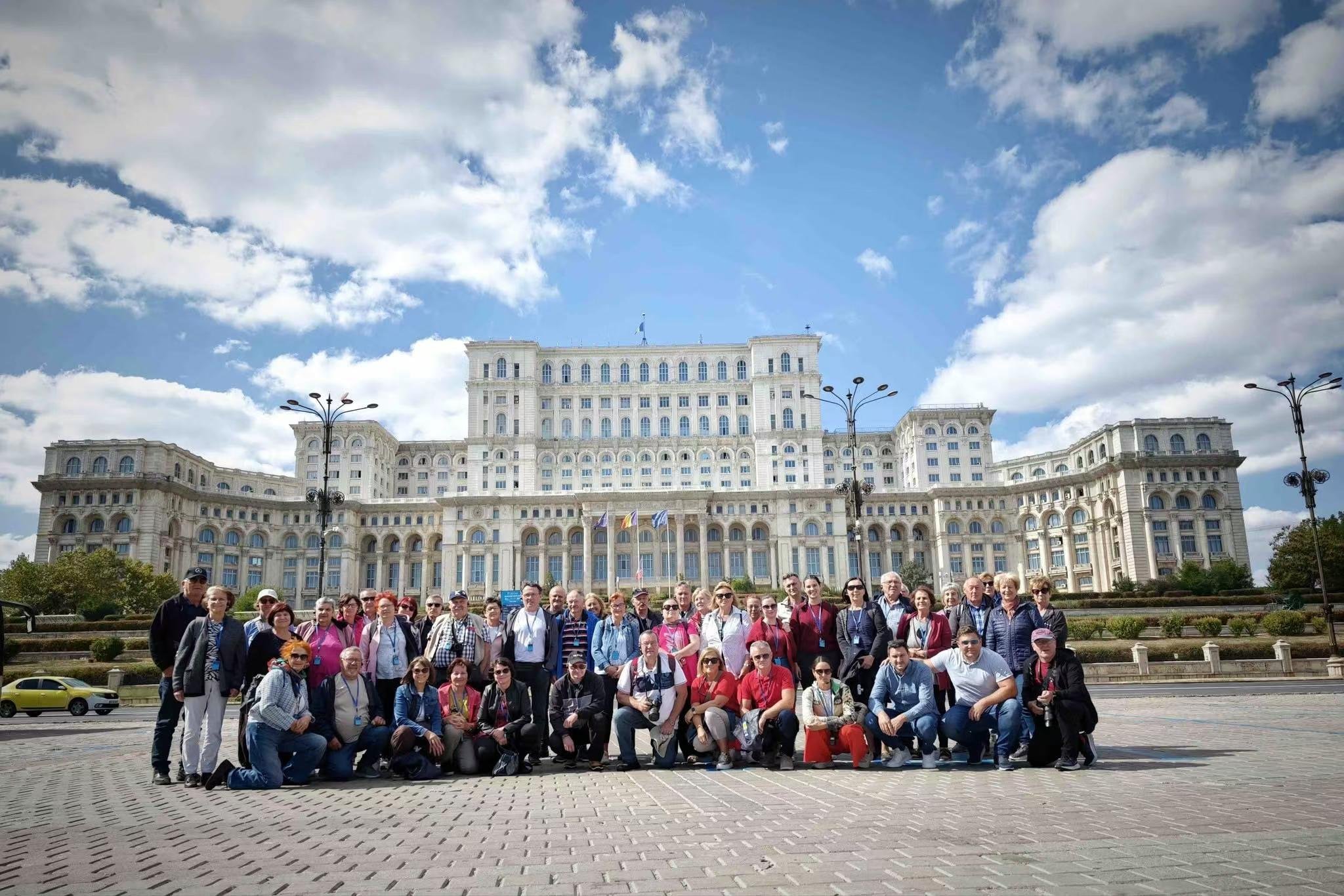 Parliament-palace-group-photo-heritage_sightseeing_tour Parliament-palace-group-photo-heritage_sightseeing_tour