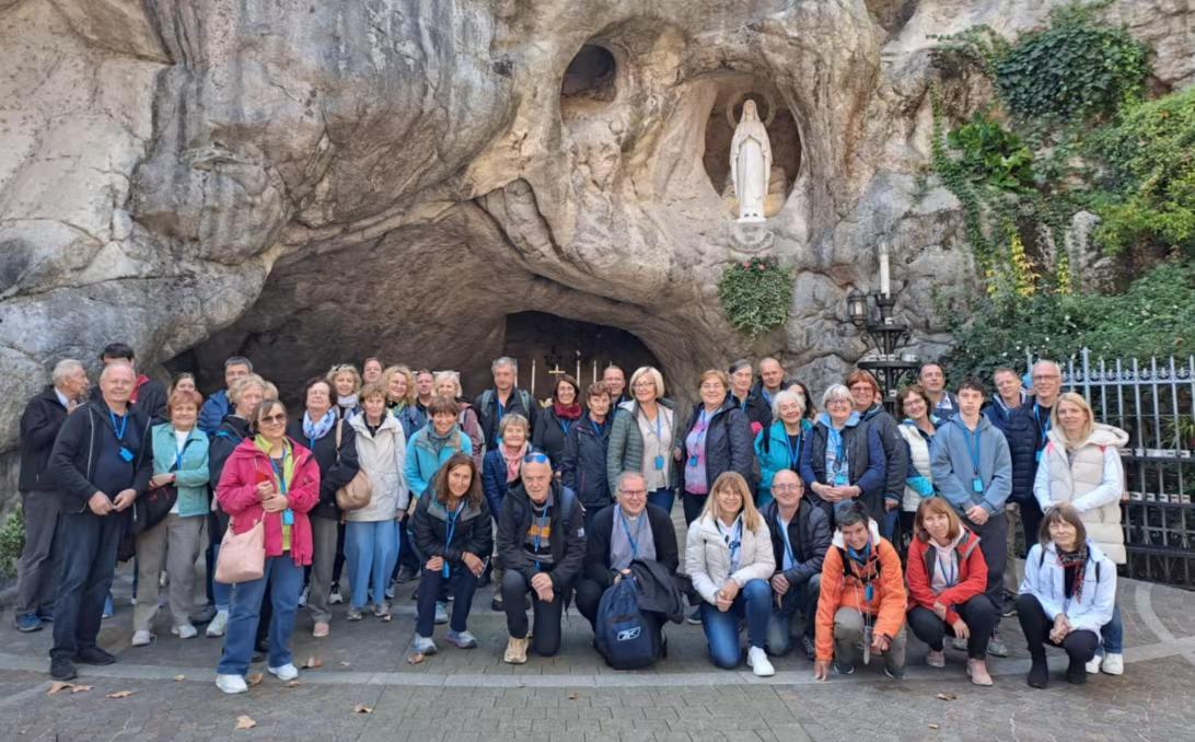 Cathedral-facade-farewell-group-heritage_sightseeing_tour Cathedral-facade-farewell-group-heritage_sightseeing_tour