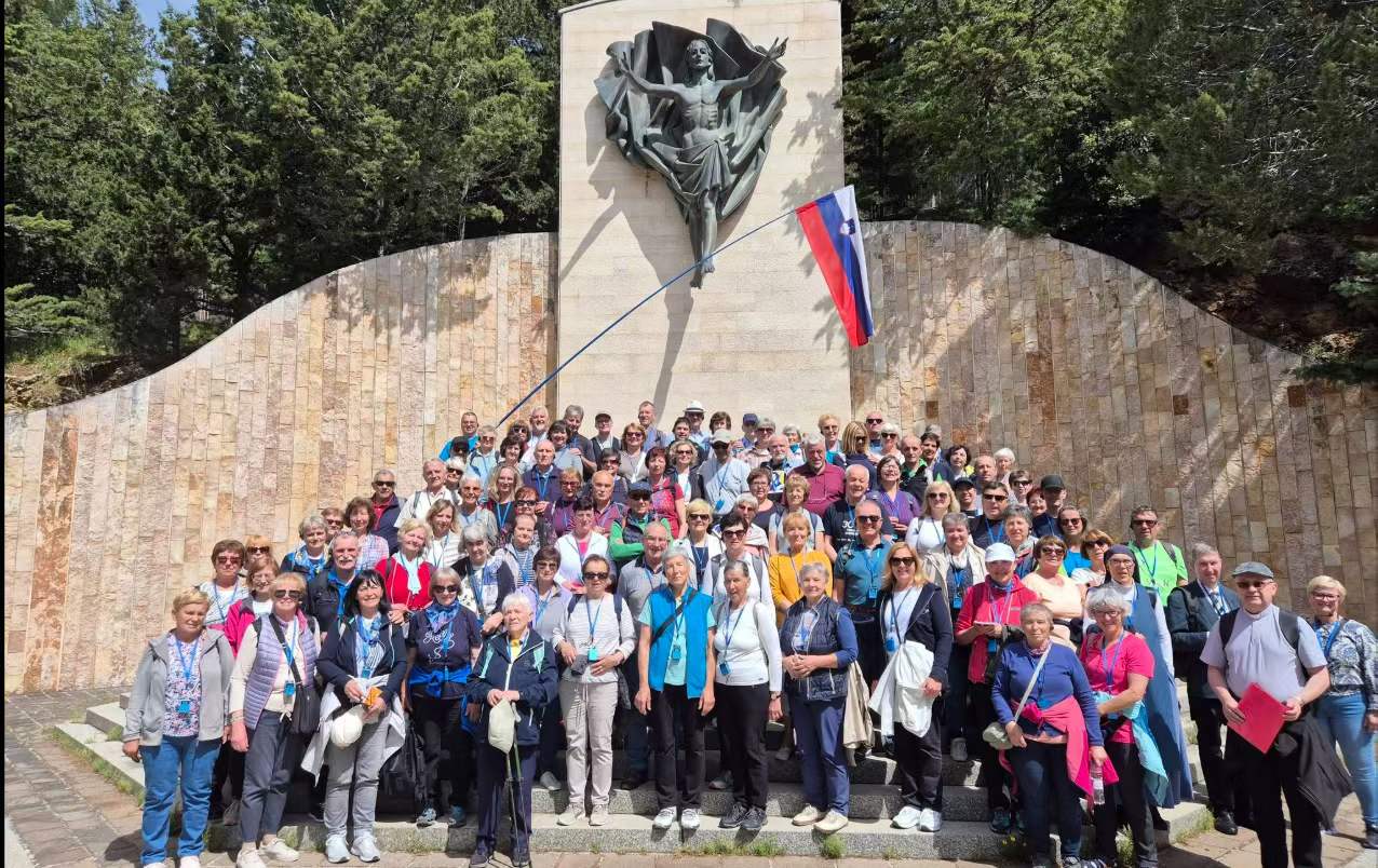 Memorial-terrace-group-briefing-heritage_sightseeing_tour Memorial-terrace-group-briefing-heritage_sightseeing_tour