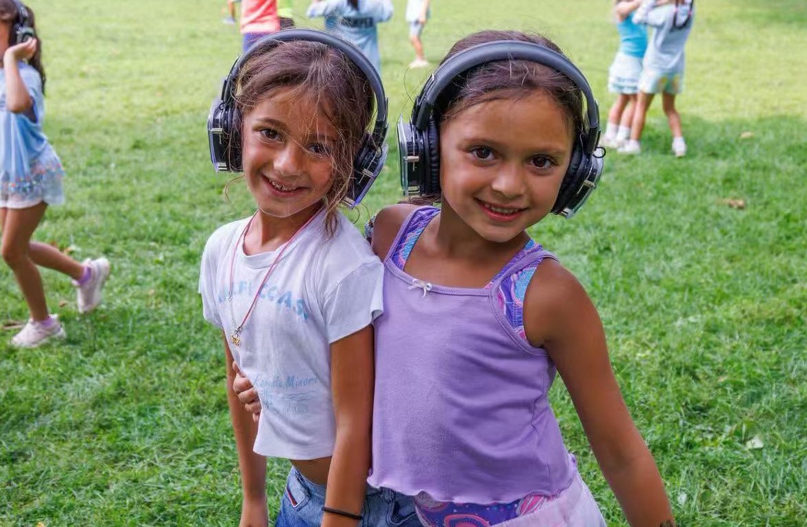 Family-lawn-headphone-moment-heritage_sightseeing_tour Family-lawn-headphone-moment-heritage_sightseeing_tour