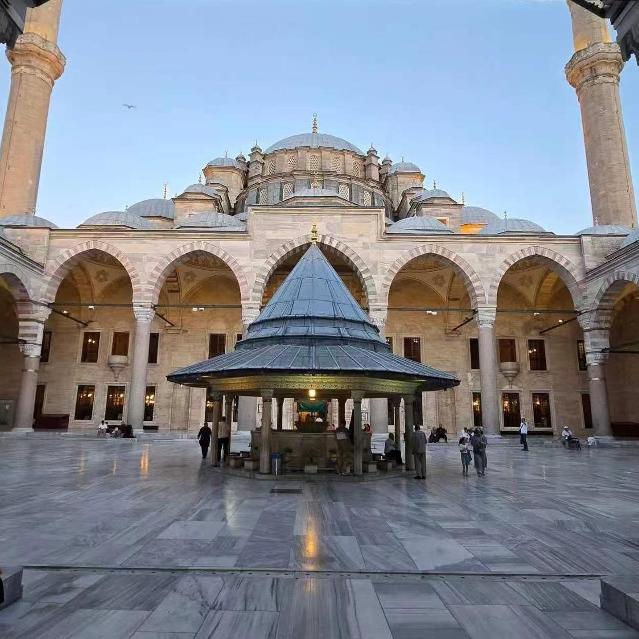 Mosque-courtyard-arrival-heritage_sightseeing_tour Mosque-courtyard-arrival-heritage_sightseeing_tour