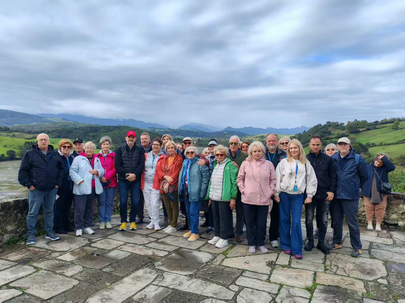 RC085-heritage_sightseeing_tour-overlook-group