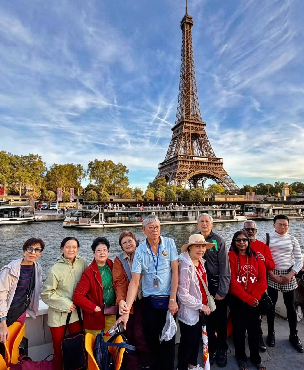 Seine-riverside-group-photo-city_tourism Seine-riverside-group-photo-city_tourism